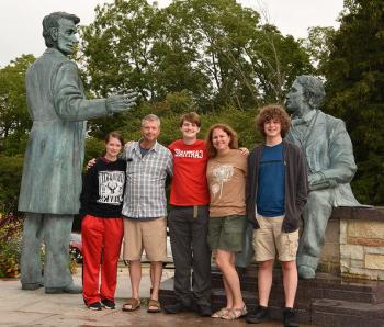 在林肯雕像前，家人与一位新全球十大赌钱排行app学生合影.